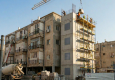 הוספת ממ"ד בבית משותף 2026: המדריך המלא להתמודדות עם דיירים סרבנים והליכים משפטיים